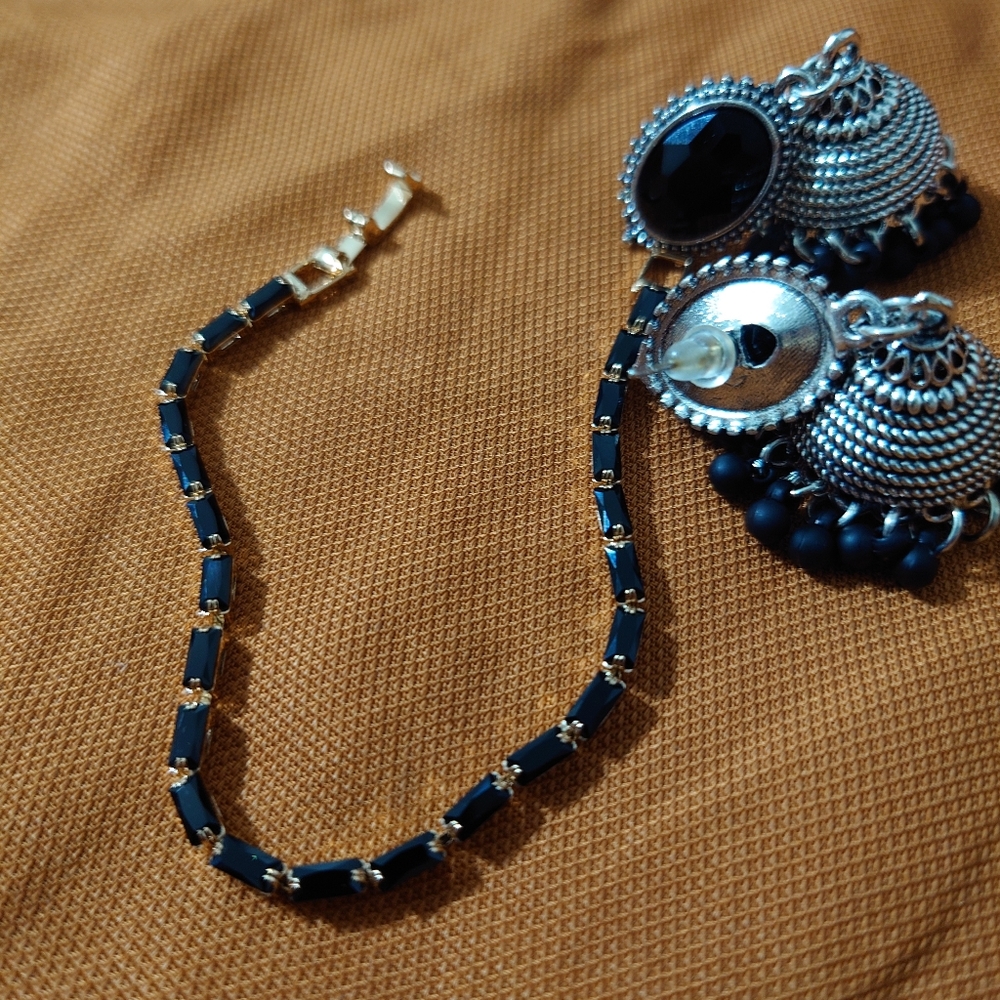 Stunning Combination Of Black & Silver Earrings With Matching Bracelet - Picture 5 of 5